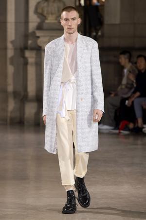 メゾン マルジェラが新定義。ロマンティックでメランコリックでフェミニンな男たち【17SSメンズ】