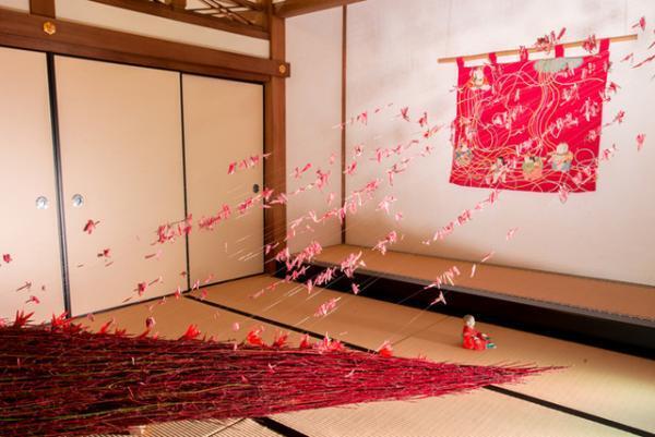 ニコライ・バーグマンが写真集を発売、太宰府天満宮で開催された展覧会「伝統開花」の作品を中心に収録