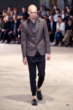 自身の肌をもファッションとして、ジュンヤ ワタナベ マン風“チンピラ”【17SSメンズ】