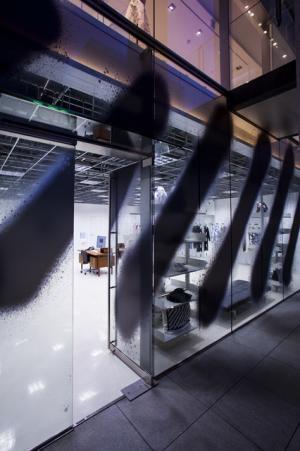 オフ-ホワイト c/o ヴァージル アブローが南青山に旗艦店をオープン、2016秋冬コレクションも