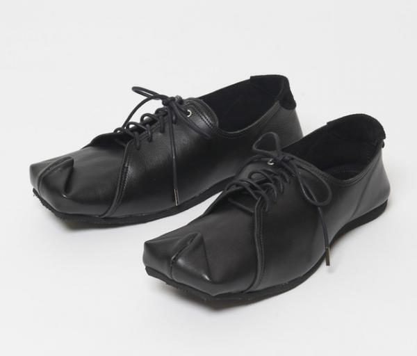 ワイズ×トート、まるでトートバックのようなつま先のコラボシューズを発売