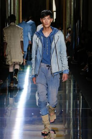 バルマン オム、時空を超え日常からエスケープ【17SSメンズ】