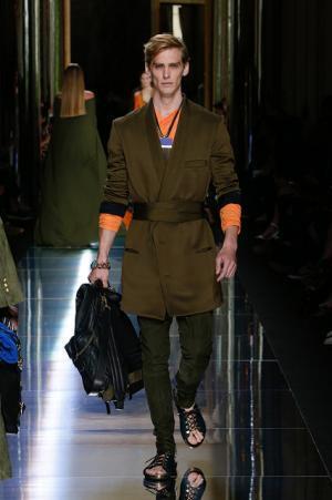 バルマン オム、時空を超え日常からエスケープ【17SSメンズ】