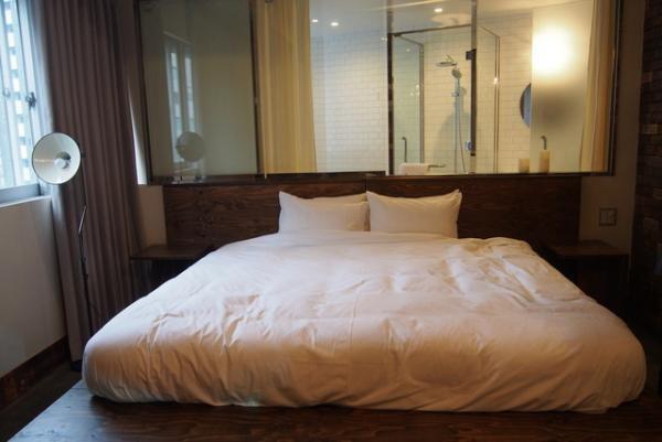 ふくろうが女将のホステルが八丁堀にオープン！1階にはおでん屋、地下には音楽好きが集えるバーも