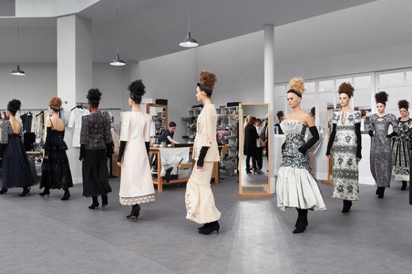 シャネル、78人の“プティ マン”にスポットライトを当てる【16-17AWクチュール】