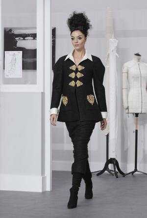 シャネル、78人の“プティ マン”にスポットライトを当てる【16-17AWクチュール】