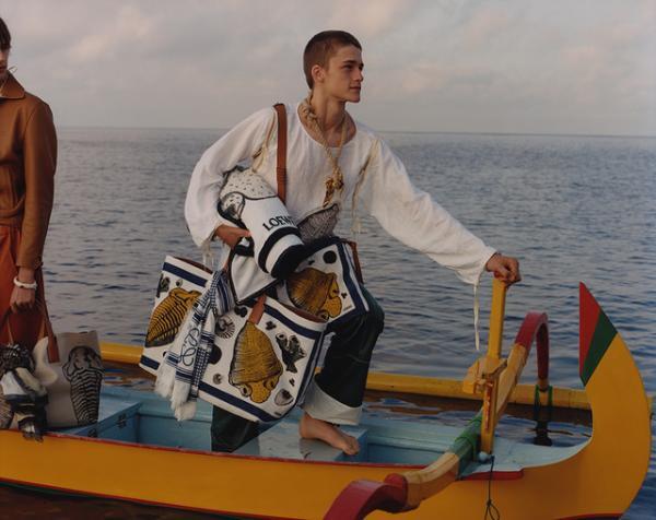 ロエベ、夕陽に染まったエキゾチックな漂流記【17SSメンズ】