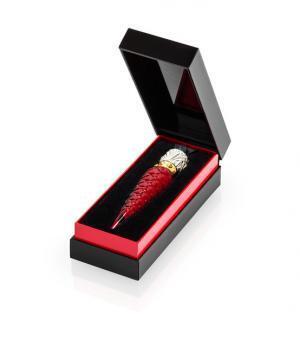 クリスチャン ルブタンの新作ルージュは、たったひと塗りでパテントレザーのような輝きを放つ“唇のマニキュア”