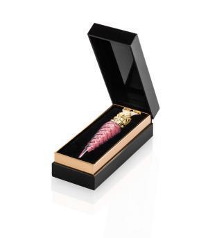 クリスチャン ルブタンの新作ルージュは、たったひと塗りでパテントレザーのような輝きを放つ“唇のマニキュア”