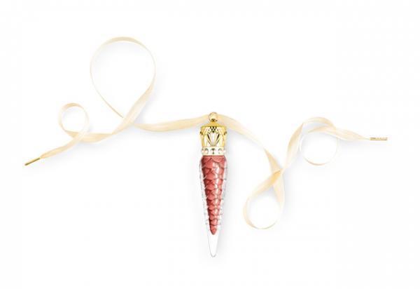 クリスチャン ルブタンの新作ルージュは、たったひと塗りでパテントレザーのような輝きを放つ“唇のマニキュア”