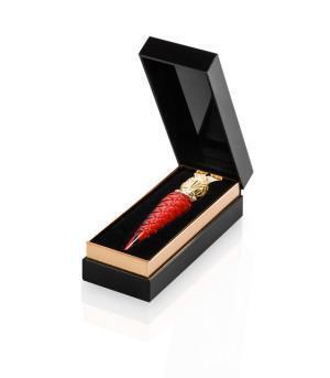 クリスチャン ルブタンの新作ルージュは、たったひと塗りでパテントレザーのような輝きを放つ“唇のマニキュア”