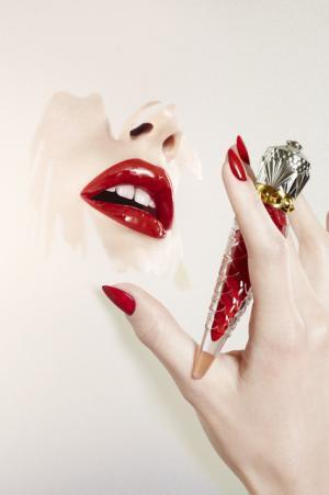 クリスチャン ルブタンの新作ルージュは、たったひと塗りでパテントレザーのような輝きを放つ“唇のマニキュア”