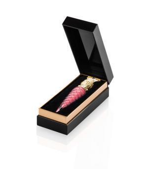 クリスチャン ルブタンの新作ルージュは、たったひと塗りでパテントレザーのような輝きを放つ“唇のマニキュア”