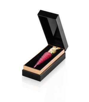 クリスチャン ルブタンの新作ルージュは、たったひと塗りでパテントレザーのような輝きを放つ“唇のマニキュア”