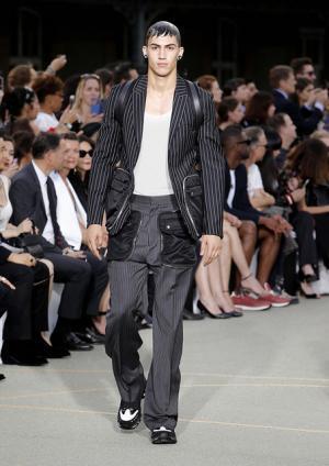 ジバンシィ バイ リカルド ティッシ、謎めくミステリーのシンボル【17SSメンズ&amp;16-17AWクチュール】