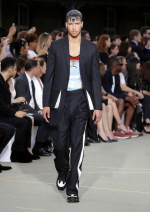 ジバンシィ バイ リカルド ティッシ、謎めくミステリーのシンボル【17SSメンズ&amp;16-17AWクチュール】