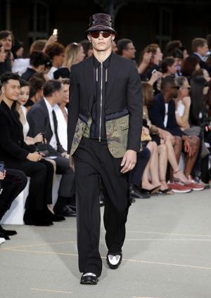 ジバンシィ バイ リカルド ティッシ、謎めくミステリーのシンボル【17SSメンズ&amp;16-17AWクチュール】