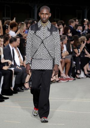 ジバンシィ バイ リカルド ティッシ、謎めくミステリーのシンボル【17SSメンズ&amp;16-17AWクチュール】