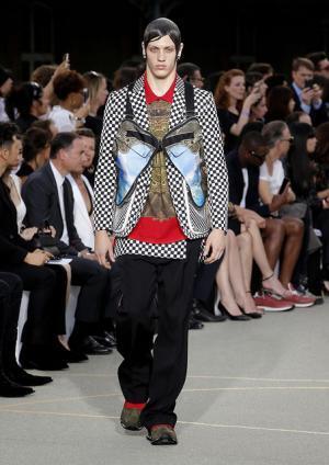 ジバンシィ バイ リカルド ティッシ、謎めくミステリーのシンボル【17SSメンズ&amp;16-17AWクチュール】