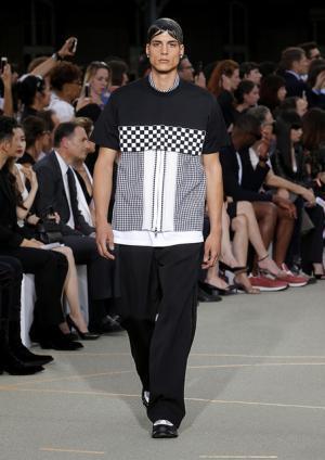 ジバンシィ バイ リカルド ティッシ、謎めくミステリーのシンボル【17SSメンズ&amp;16-17AWクチュール】