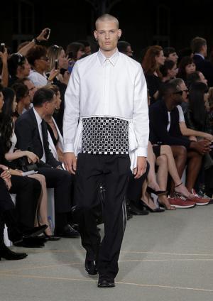 ジバンシィ バイ リカルド ティッシ、謎めくミステリーのシンボル【17SSメンズ&amp;16-17AWクチュール】