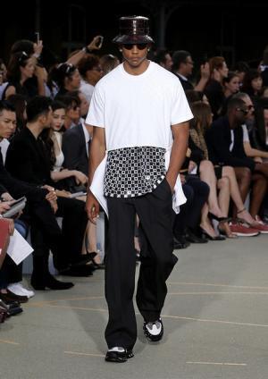 ジバンシィ バイ リカルド ティッシ、謎めくミステリーのシンボル【17SSメンズ&amp;16-17AWクチュール】