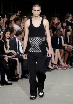 ジバンシィ バイ リカルド ティッシ、謎めくミステリーのシンボル【17SSメンズ&amp;16-17AWクチュール】