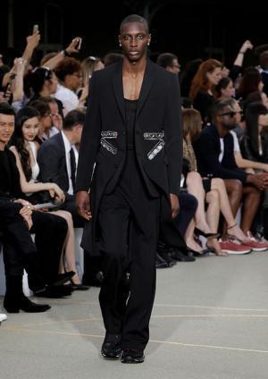 ジバンシィ バイ リカルド ティッシ、謎めくミステリーのシンボル【17SSメンズ&amp;16-17AWクチュール】