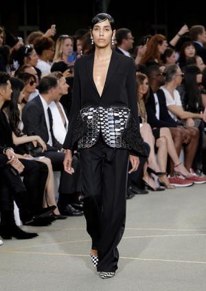 ジバンシィ バイ リカルド ティッシ、謎めくミステリーのシンボル【17SSメンズ&amp;16-17AWクチュール】