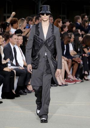 ジバンシィ バイ リカルド ティッシ、謎めくミステリーのシンボル【17SSメンズ&amp;16-17AWクチュール】