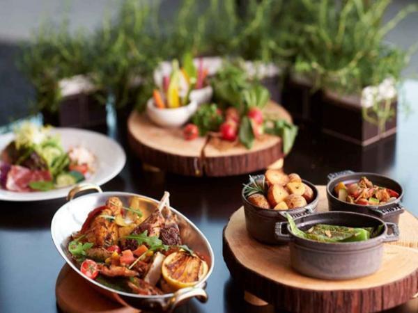 グランド ハイアット 東京、廻るお寿司や“ガーデン”がテーマのコース料理をテラスで堪能