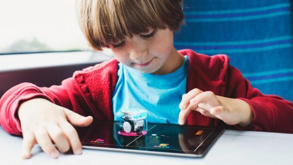 夏休みの子ども向けイベント「ICC キッズ・プログラム」が開催。気づきフィルターを通して、探検に出かけよう!