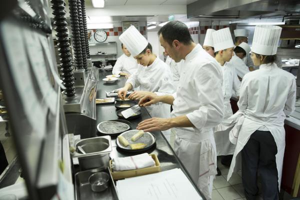 日仏最高峰の味覚がワンプレートに！一夜限りのコラボディナーをアランデュカスで味わう【Paris Report--3/5】