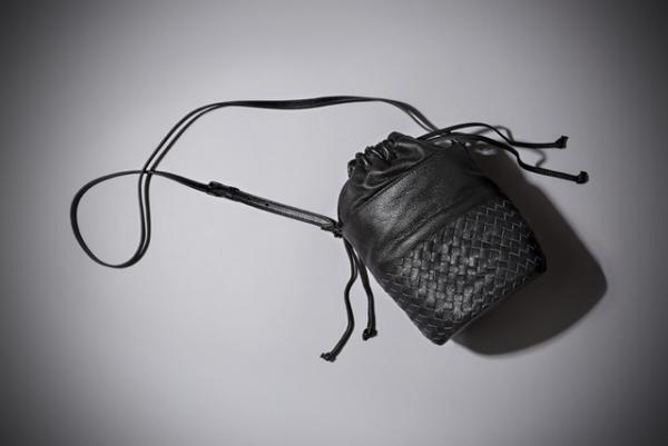 ボッテガ・ヴェネタ、16年アーリーフォールコレクションより日本限定バッグを発売