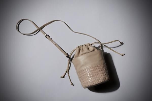 ボッテガ・ヴェネタが華やかなカラーにフォーカスした日本限定のスペシャルバッグを発売
