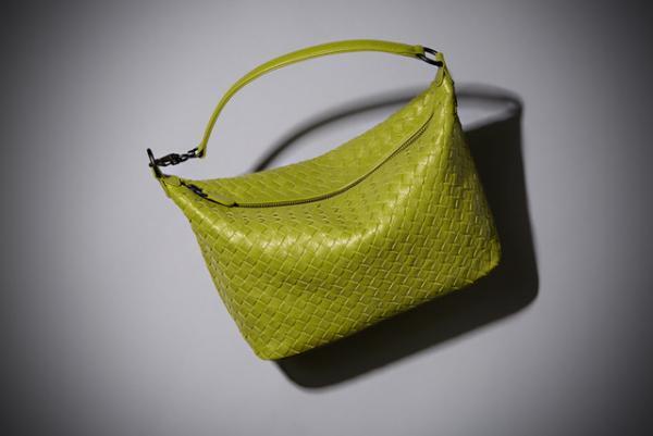 ボッテガ・ヴェネタ、16年アーリーフォールコレクションより日本限定バッグを発売