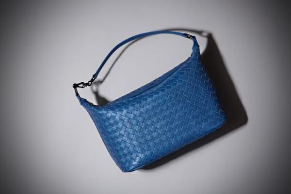 ボッテガ・ヴェネタが華やかなカラーにフォーカスした日本限定のスペシャルバッグを発売