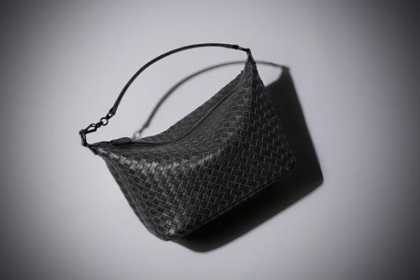 ボッテガ・ヴェネタ、16年アーリーフォールコレクションより日本限定バッグを発売