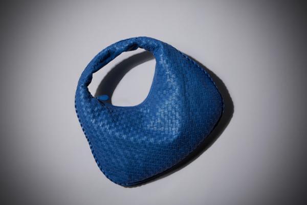 ボッテガ・ヴェネタ、16年アーリーフォールコレクションより日本限定バッグを発売