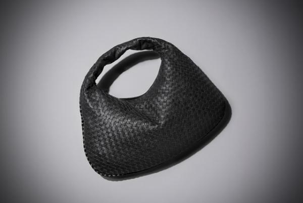 ボッテガ・ヴェネタ、16年アーリーフォールコレクションより日本限定バッグを発売