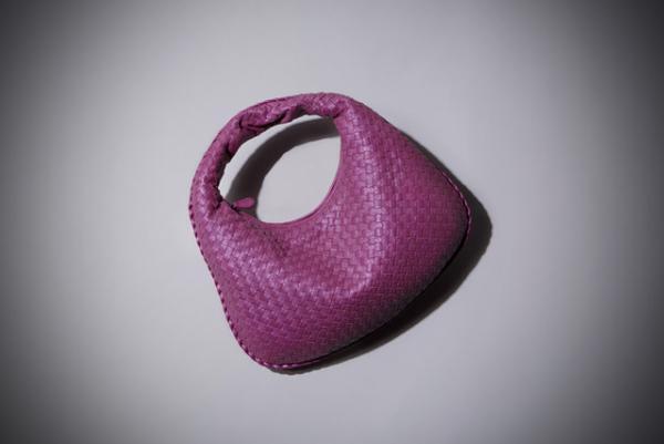 ボッテガ・ヴェネタ、16年アーリーフォールコレクションより日本限定バッグを発売