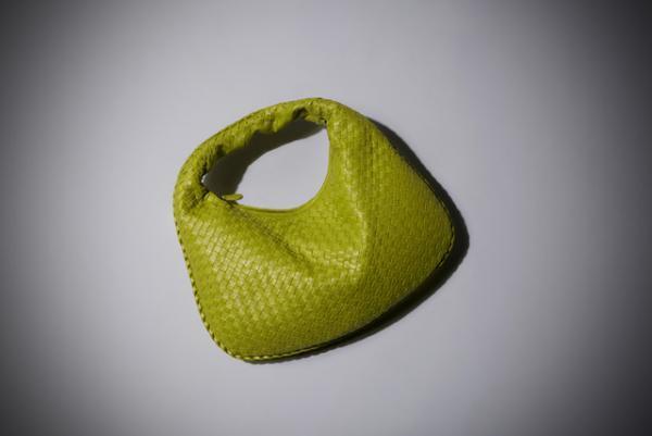 ボッテガ・ヴェネタ、16年アーリーフォールコレクションより日本限定バッグを発売