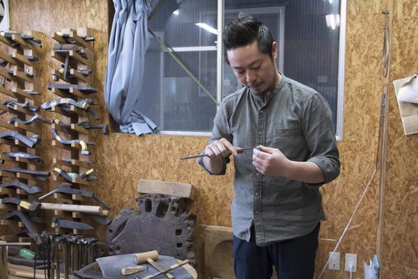 「二人三脚で金属と人生を歩む」鎚起銅器職人・渡辺和也【新潟の旅】