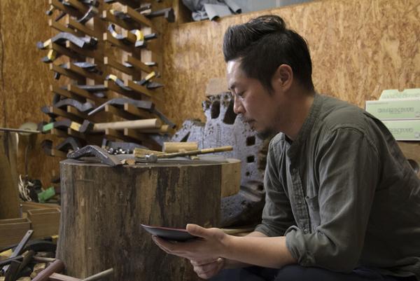 「二人三脚で金属と人生を歩む」鎚起銅器職人・渡辺和也【新潟の旅】