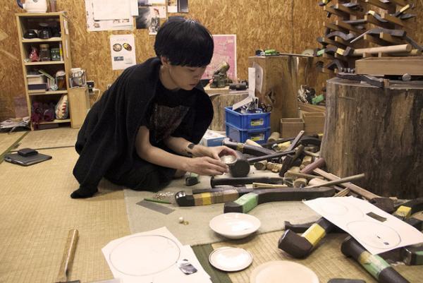 「二人三脚で金属と人生を歩む」鎚起銅器職人・渡辺和也【新潟の旅】