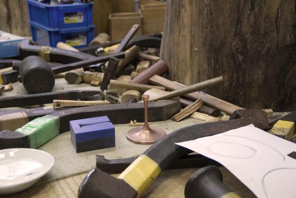 「二人三脚で金属と人生を歩む」鎚起銅器職人・渡辺和也【新潟の旅】