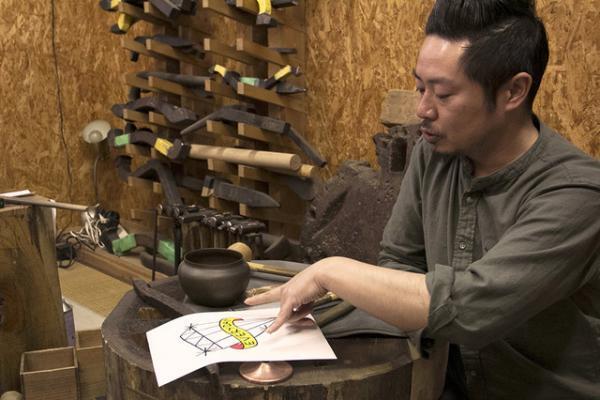 「二人三脚で金属と人生を歩む」鎚起銅器職人・渡辺和也【新潟の旅】