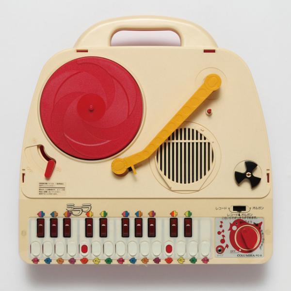 おもちゃのような小さなポータブル・レコード・プレイヤー展開催！プレイヤー100台を使ったライブパフォーマンスも