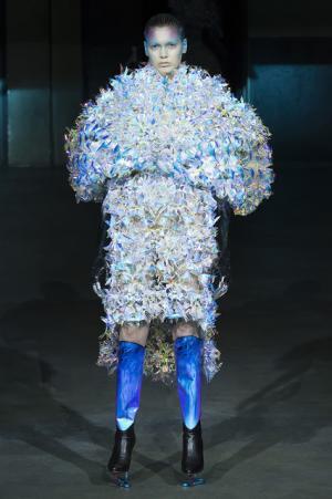 パリコレで魅せた“体から自由に作る”未来のオートクチュール--YUIMA NAKAZATO 中里唯馬 1/2【INTERVIEW】