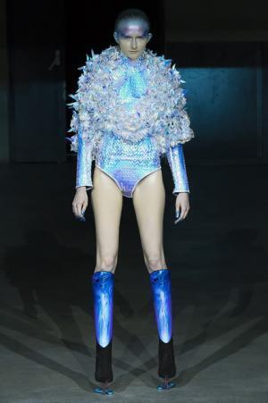 パリコレで魅せた“体から自由に作る”未来のオートクチュール--YUIMA NAKAZATO 中里唯馬 1/2【INTERVIEW】